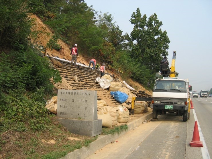 3.환경복원_식생토낭_쌓기.jpg