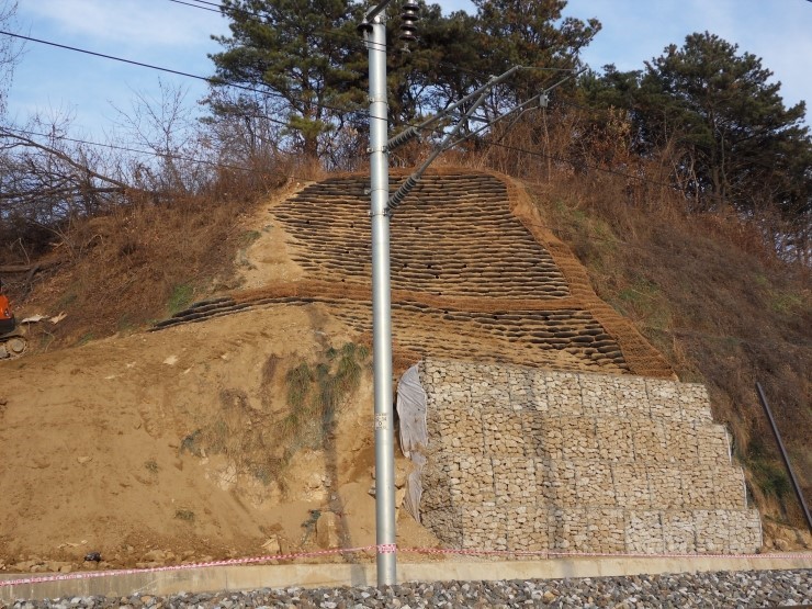 6.환경복원_식생토낭(식생백)_쌓기_완료.jpg