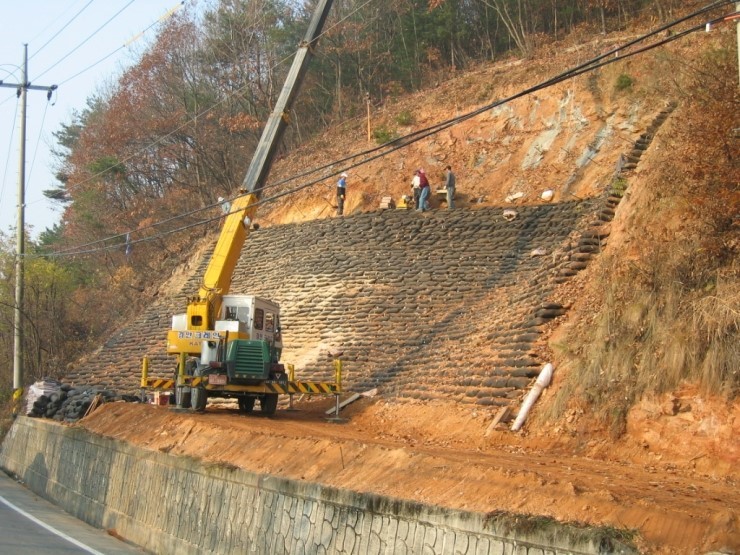 3.환경복원_식생토낭_쌓기.jpg